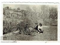 ΜΙΚΡΗ ΠΑΛΙΑ ΦΩΤΟΓΡΑΦΙΑ ΣΤΡΑΤΙΩΤΙΚΟΥ ΑΞΙΩΜΑΤΙΚΟΥ ΜΕ ΤΗ ΣΥΖΥΓΟ ΤΟΥ E637