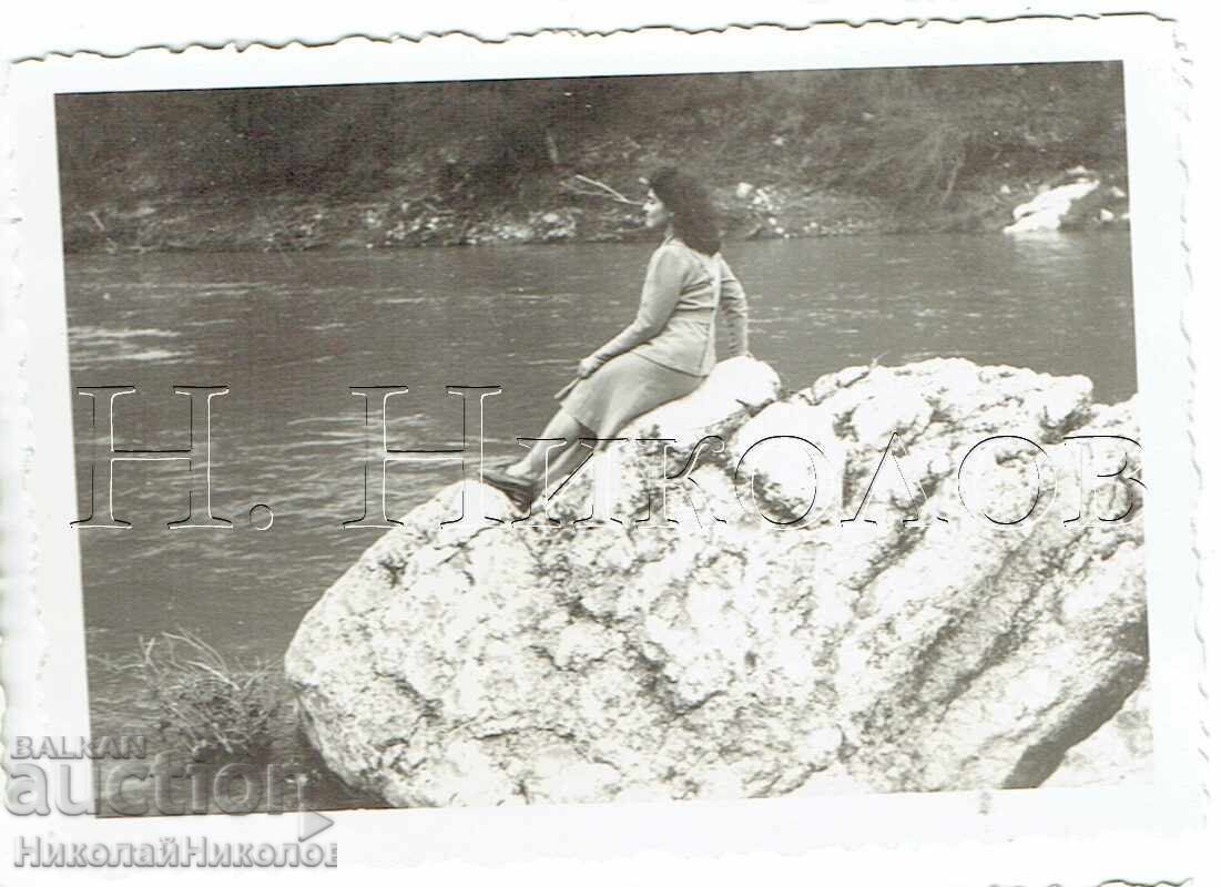 SMALL OLD PHOTO OF A MILITARY OFFICER ON AN OUTING WITH HIS WIFE E638