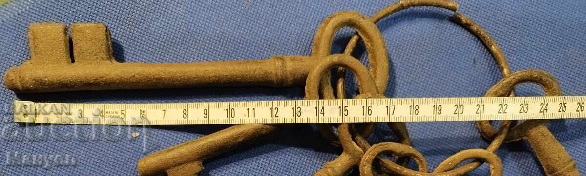 Σύνδεσμος παλαιών κλειδιών - μοναστήρι, κελάρια, υπόγεια, αυλόπορτες με τιμή 109.90 BGN | € 56.19