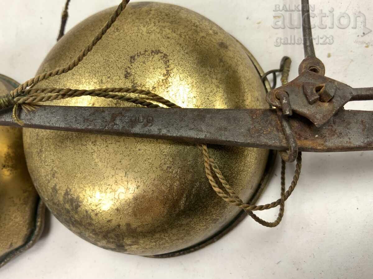 Livrarea Balanta veche de bijuterie/farmacie, pana la 200 de grame Livrarea Balanta veche de bijuterie/farmacie, pana la 200 de grame