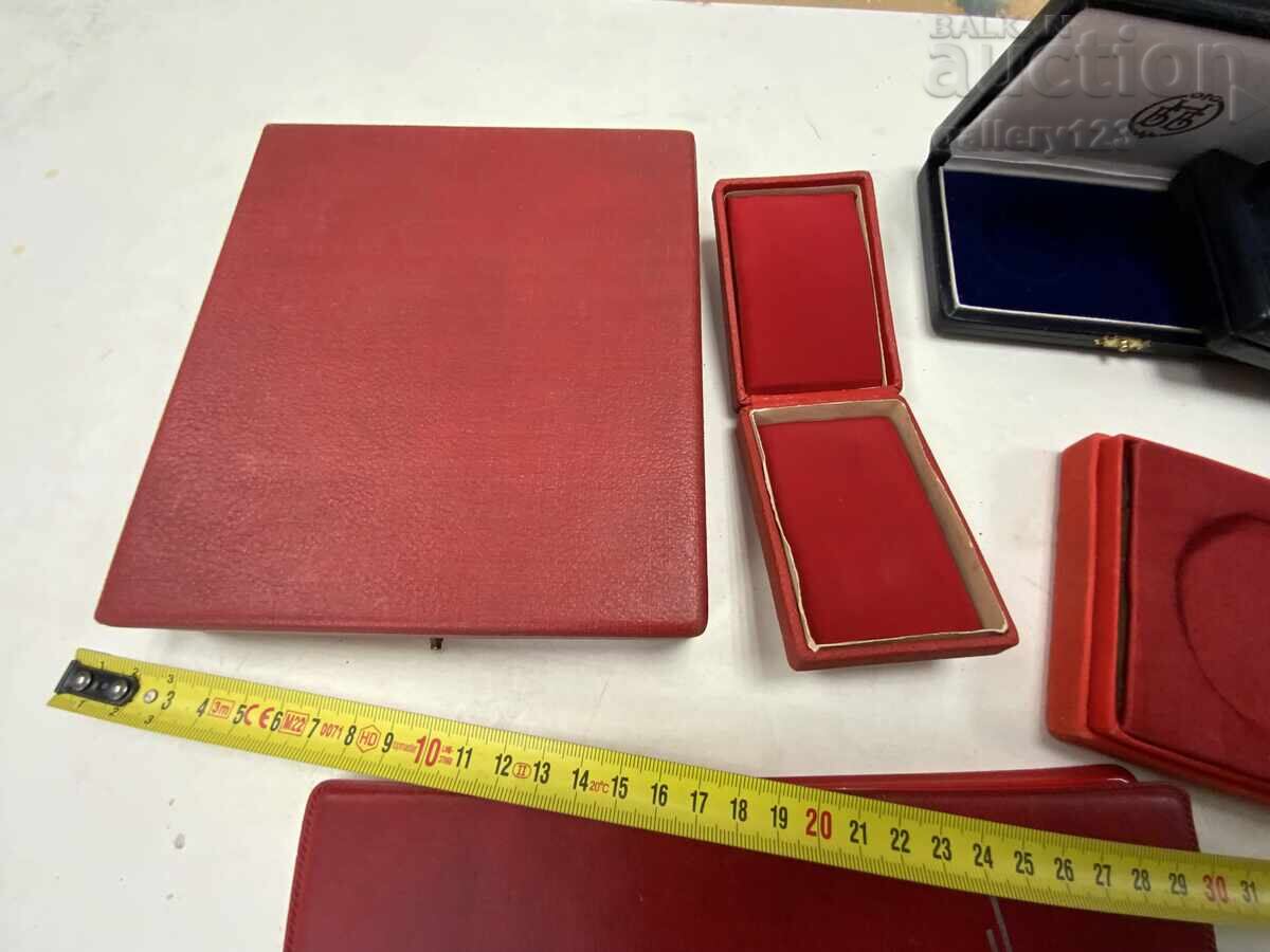 Delivery of Lot of old boxes of plaques, medals, and orders