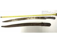 Iatagan renascentist cu argint, teacă din lemn sculptată