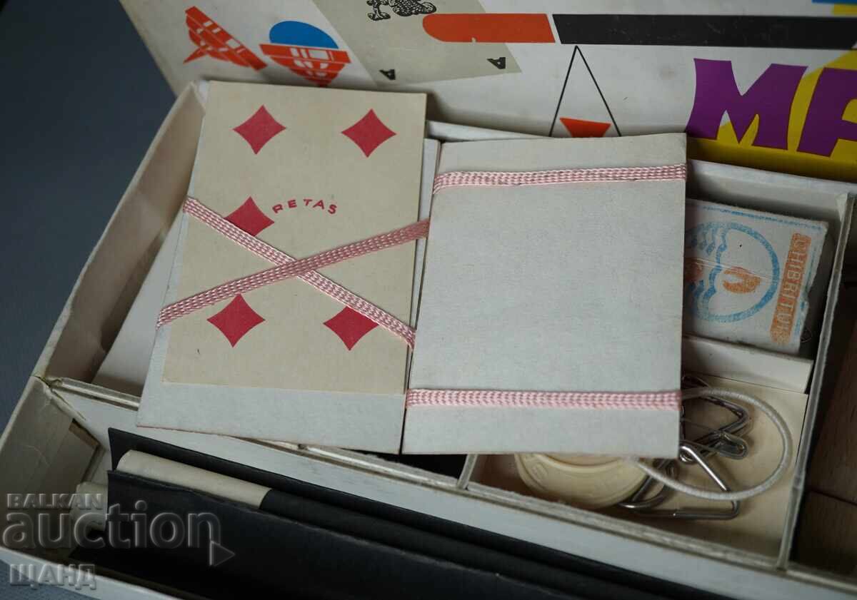 Παράδοση Παλιό Ρουμανικό παιχνίδι μαγικό κουτί με οδηγίες για κόλπα. κουτί