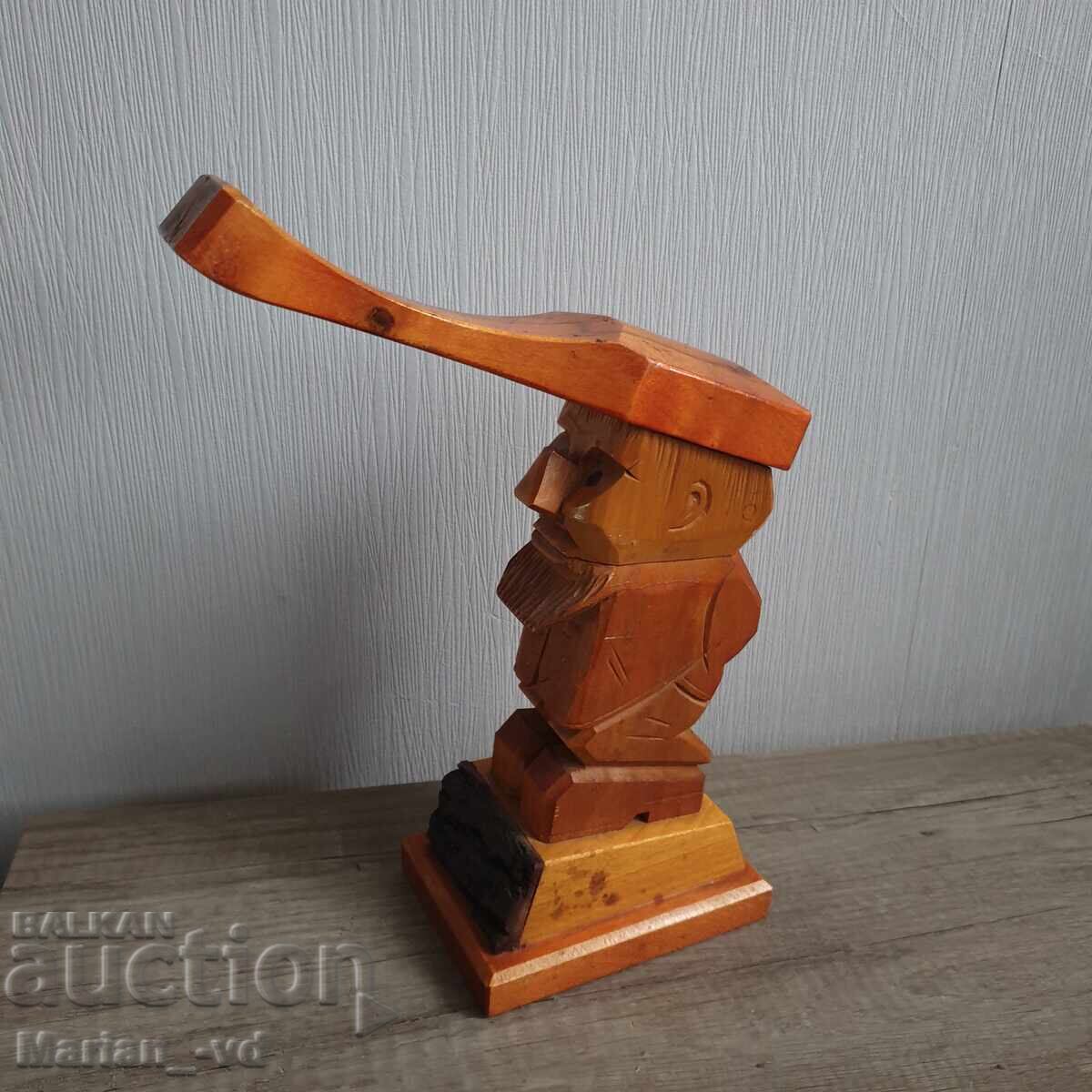 Стара дървена орехотрошачка