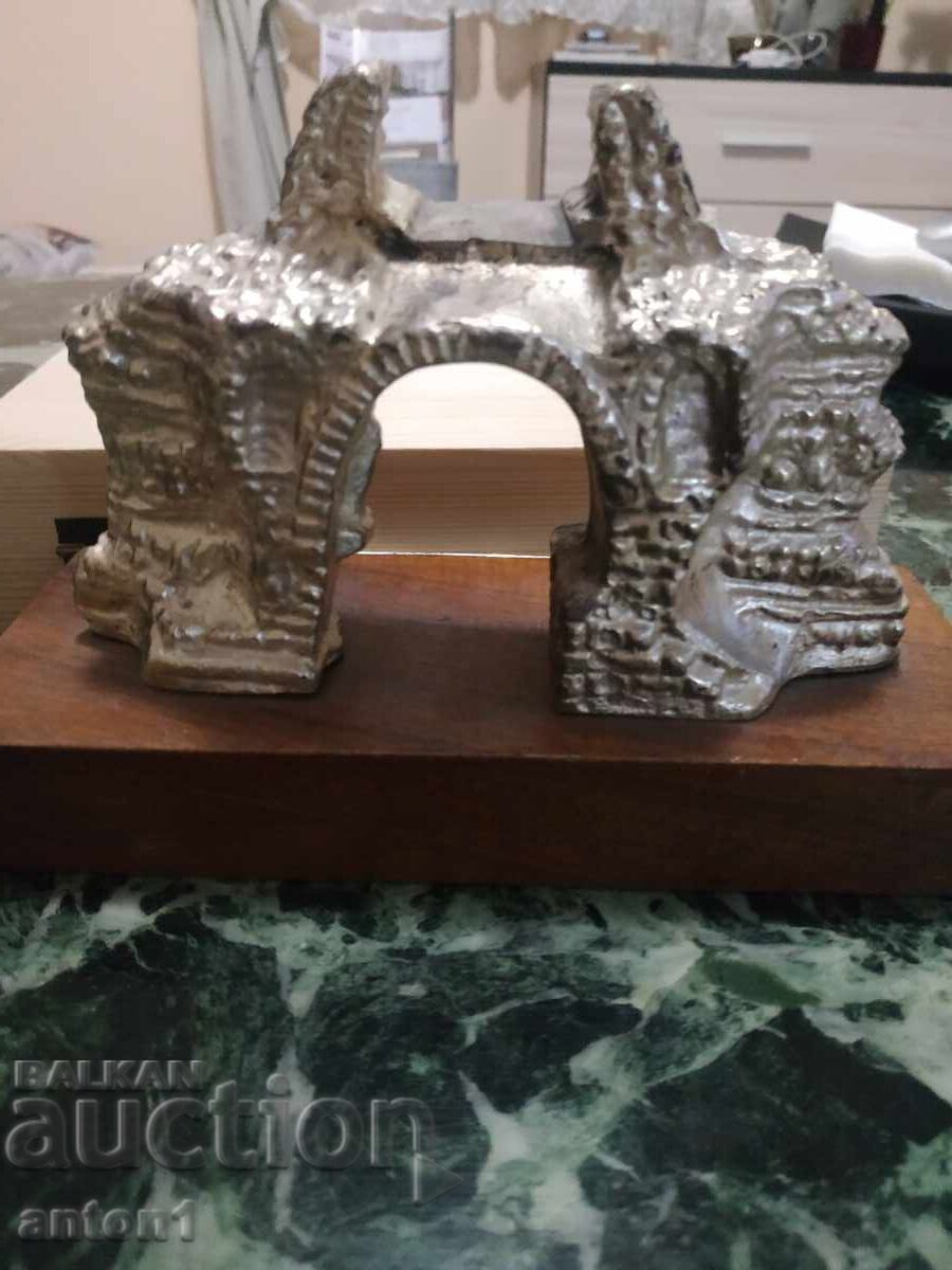 Аукцион Хисар--древен и млад