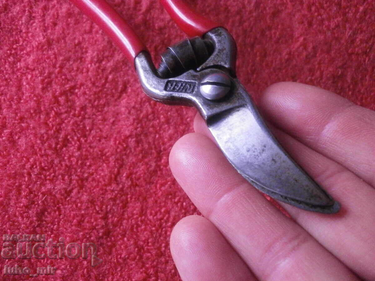 Auction  OLD MINI GRAPE HARVESTING SHEARS