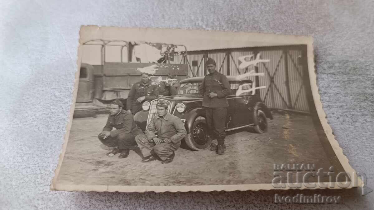 Φωτογραφία Αξιωματικών και στρατιωτών με ρετρό αυτοκίνητο