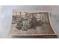 Снимка Офицери и войници с ретро лек автомобил