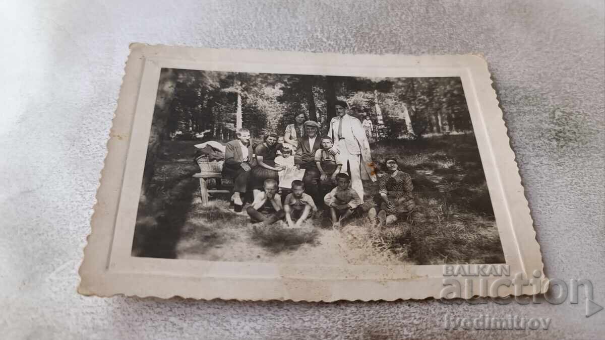 Φωτογραφία Λουτράκι Άνδρες γυναίκες και παιδιά σε εκδρομή στο δάσος