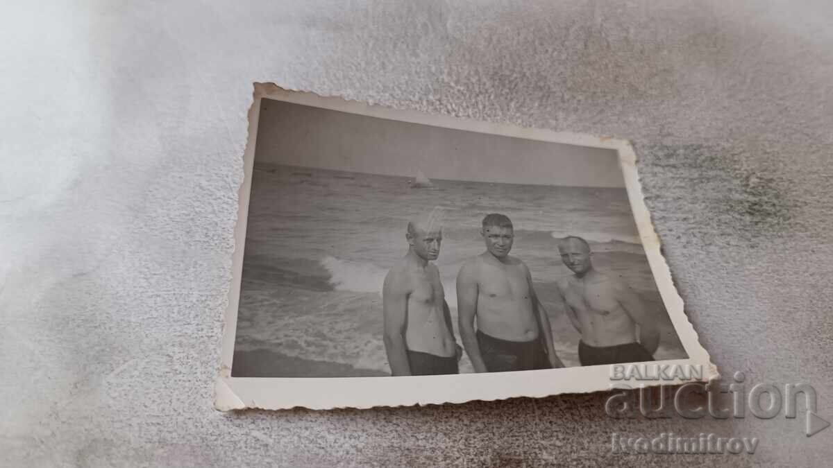 Φωτογραφία Μπουργκάς Τρεις άνδρες στην παραλία 1941