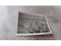 Φωτογραφία Μπουργκάς Τρεις άνδρες στην παραλία 1941