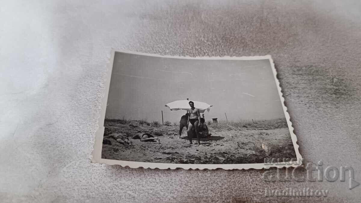 Φωτογραφία Άνδρες στην παραλία Φωτογραφία Άνδρες στην παραλία