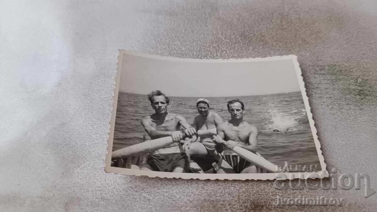 Φωτογραφία Δύο άνδρες και γυναίκα με βάρκα για βόλτα στη θάλασσα