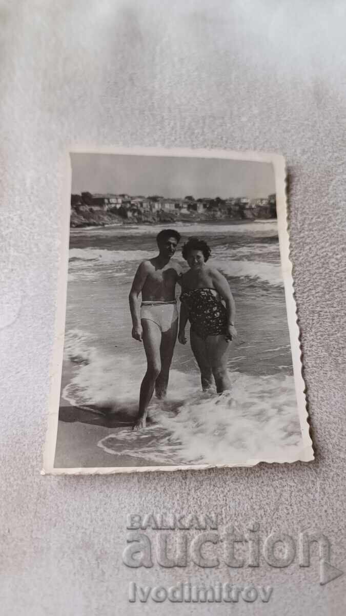 Φωτογραφία Σωζόπολης Άνδρας και γυναίκα στην παραλία Φωτογραφία Σωζόπολης Άνδρας και γυναίκα στην παραλία