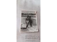 Φωτογραφία Σωζόπολης Άνδρας και γυναίκα στην παραλία