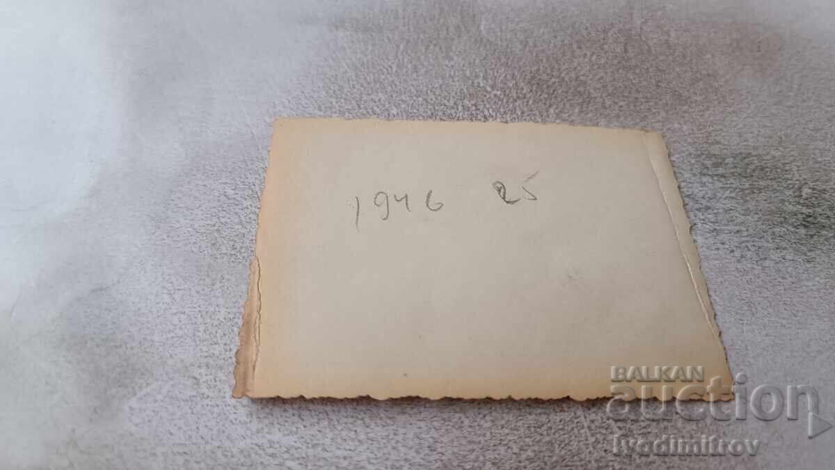 Снимка Мъж жени момче и момиче на скала над морето 1946 с цена 1.75 лв. | € 0.89