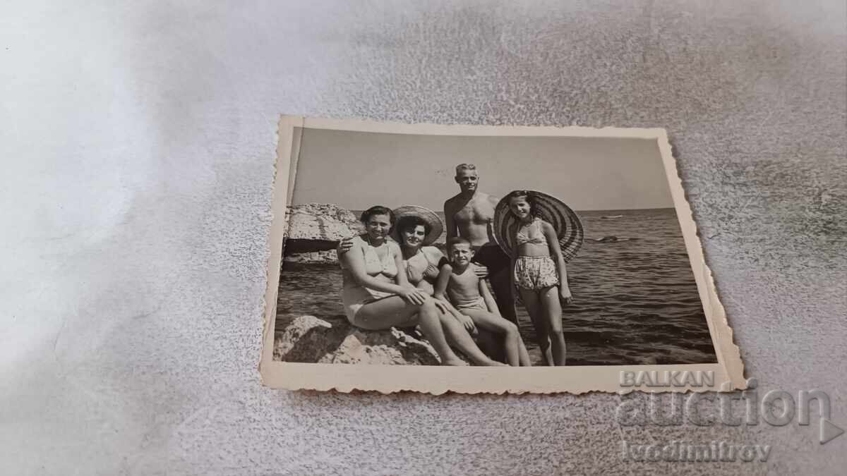 Снимка Мъж жени момче и момиче на скала над морето 1946