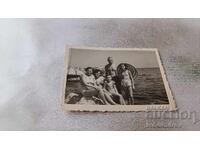 Φωτογραφία Άνδρας γυναίκες αγόρι και κορίτσι σε βράχο πάνω από τη θάλασσα 1946