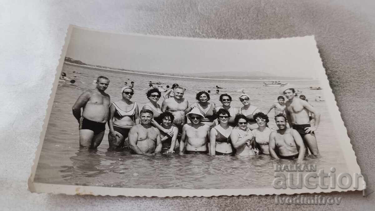 Снимка Жени и мъже в морето Снимка Жени и мъже в морето