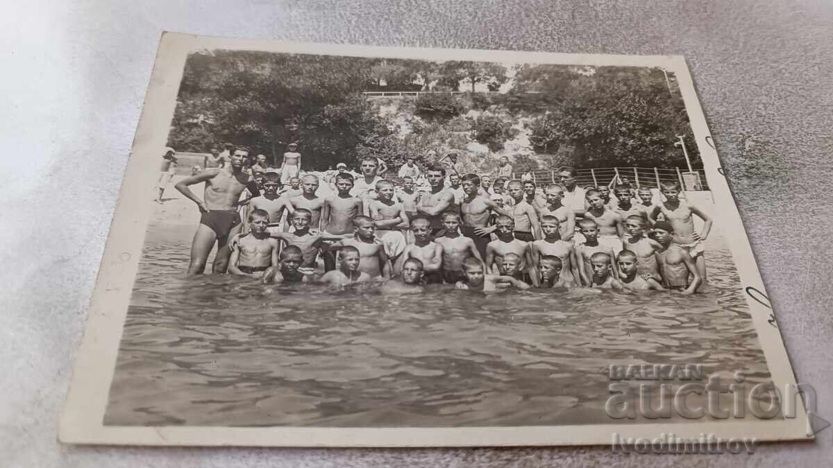 Fotografie Varna Tineri bărbați și băieți în mare