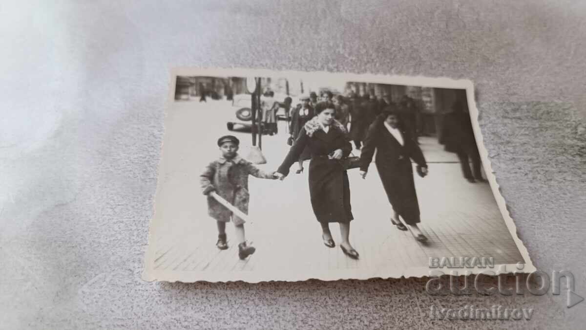 Fotografie Sofia Două femei și un băiat la plimbare 1938