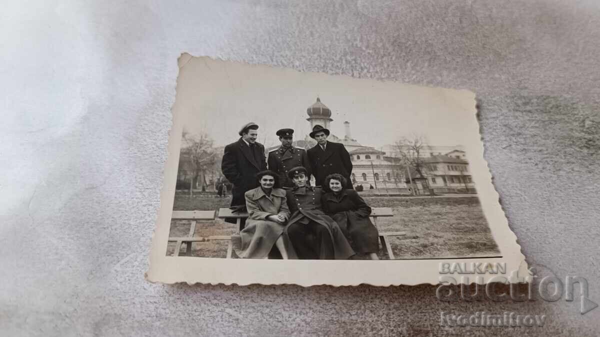 Fotografie Pleven Doi ofițeri bărbați și femei pe bancă 1952