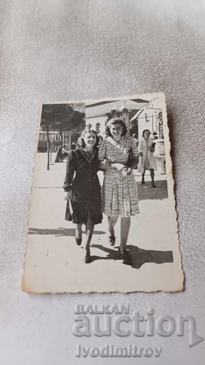 Photo Sofia Two young girls for a walk