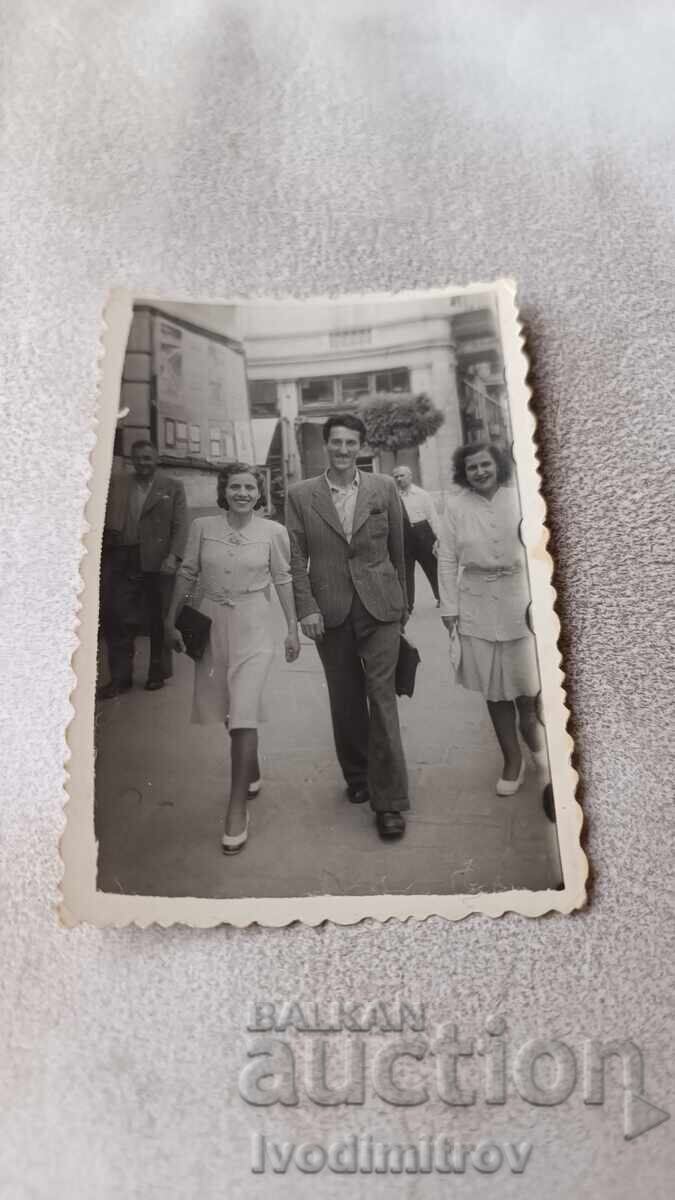 Photo Sofia Man and two young women on a walk 1942