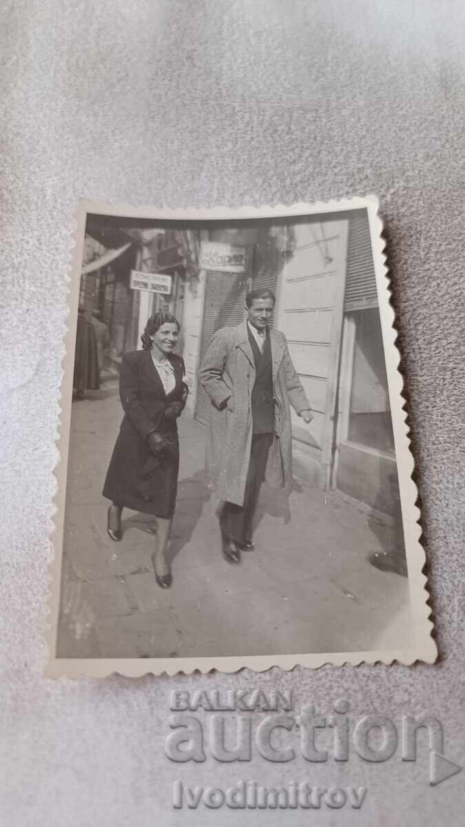 Snimka Sofiya Mŭzh και νεαρή γυναίκα μπροστά από κατάστημα ΚΑΡΥ 1940