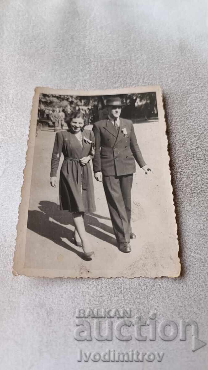 Snimka Sofiya Mŭzh και νεαρή γυναίκα σε βόλτα 1940 Snimka Sofiya Mŭzh και νεαρή γυναίκα σε βόλτα 1940