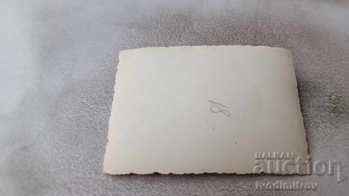 Fotografie Sofia Femeie întinzând rufe în curte cu preț 1.85 BGN | € 0.95 Fotografie Sofia Femeie întinzând rufe în curte cu preț 1.85 BGN | € 0.95