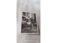 Photo Sofia Woman hanging laundry in the yard