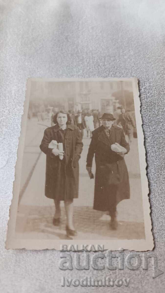 Photo Sofia Two women on a walk Photo Sofia Two women on a walk