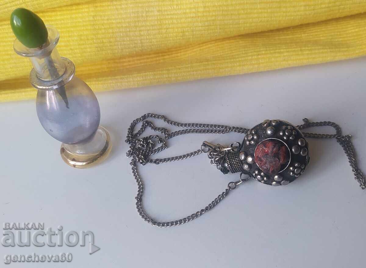 VINTAGE Sticluță de parfum de colecție Medalion cu preț € 21.00 | 41.07 BGN