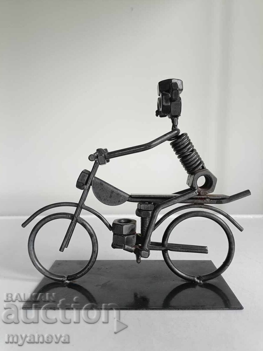 Motociclist, figură artistică realizată din elemente de fixare cu preț € 25.56 | 49.99 BGN Motociclist, figură artistică realizată din elemente de fixare cu preț € 25.56 | 49.99 BGN