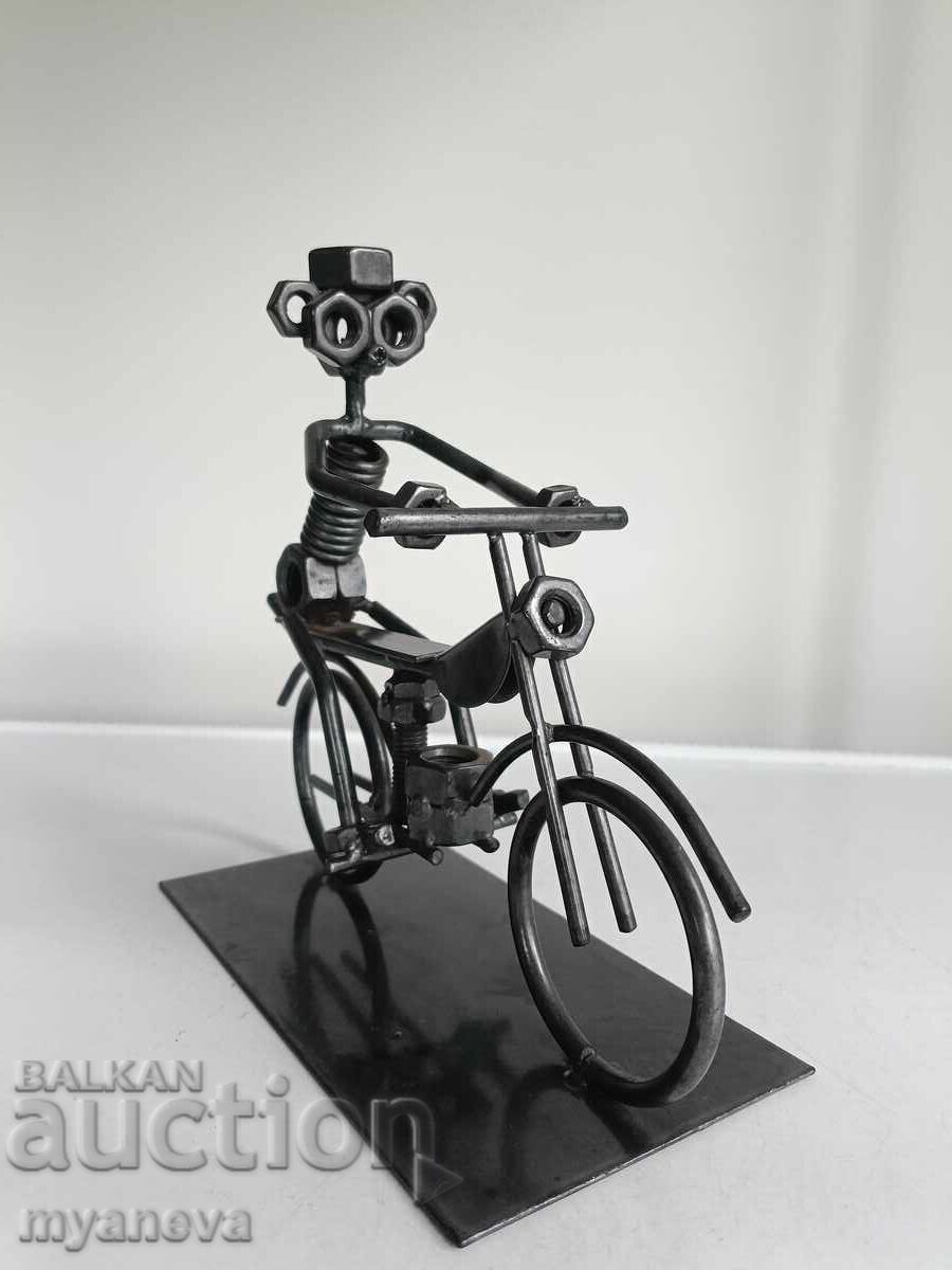 Licitație Motociclist, figură artistică realizată din elemente de fixare Licitație Motociclist, figură artistică realizată din elemente de fixare
