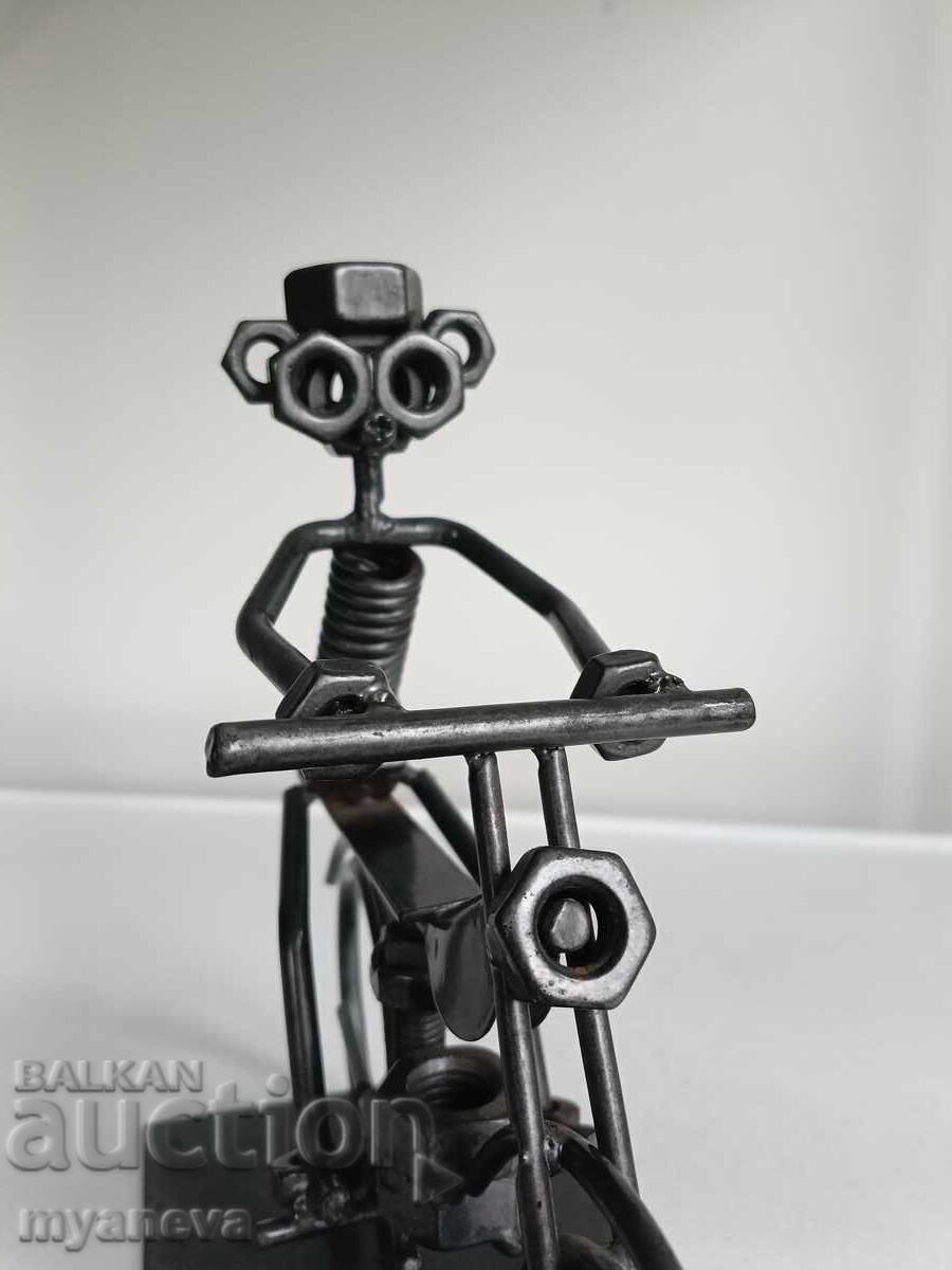 Motociclist, figură artistică realizată din elemente de fixare - 5 Motociclist, figură artistică realizată din elemente de fixare - 5