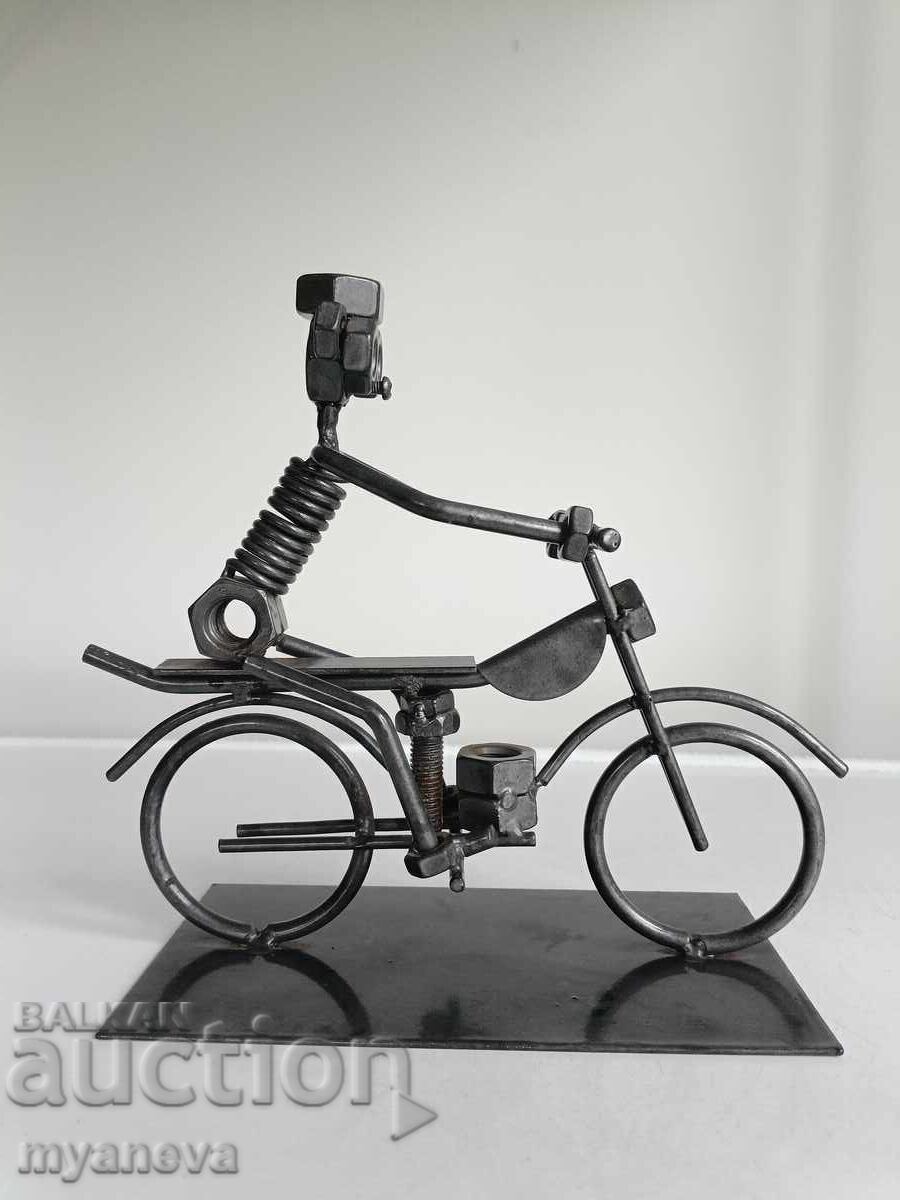 Motociclist, figură artistică realizată din elemente de fixare Motociclist, figură artistică realizată din elemente de fixare