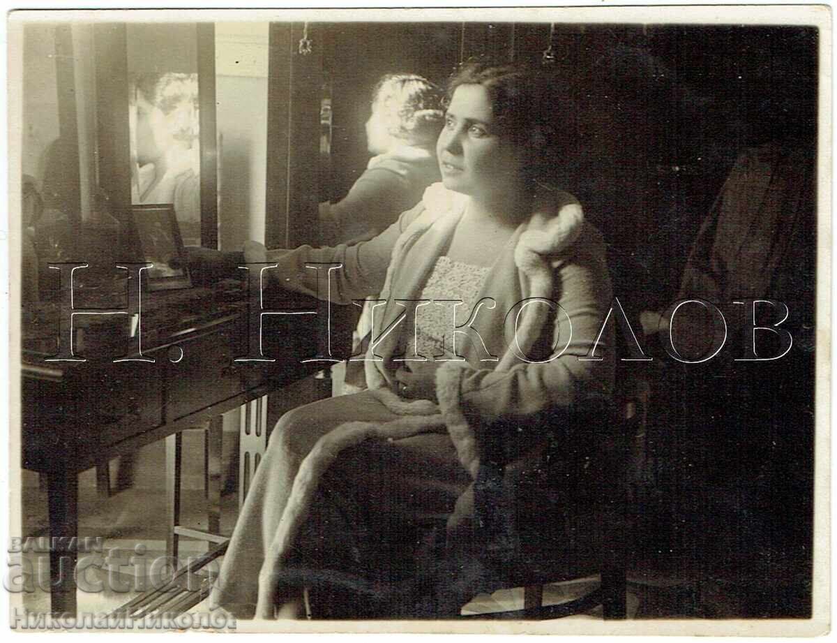 FOTOGRAFIE VECHE FEMEIE ÎN FAȚA OGLINZII ACTRIȚĂ ÎN CABINA DE MACHIAJ? E674