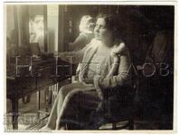 OLD PHOTO WOMAN IN FRONT OF MIRROR ACTRESS IN DRESSING ROOM? E674