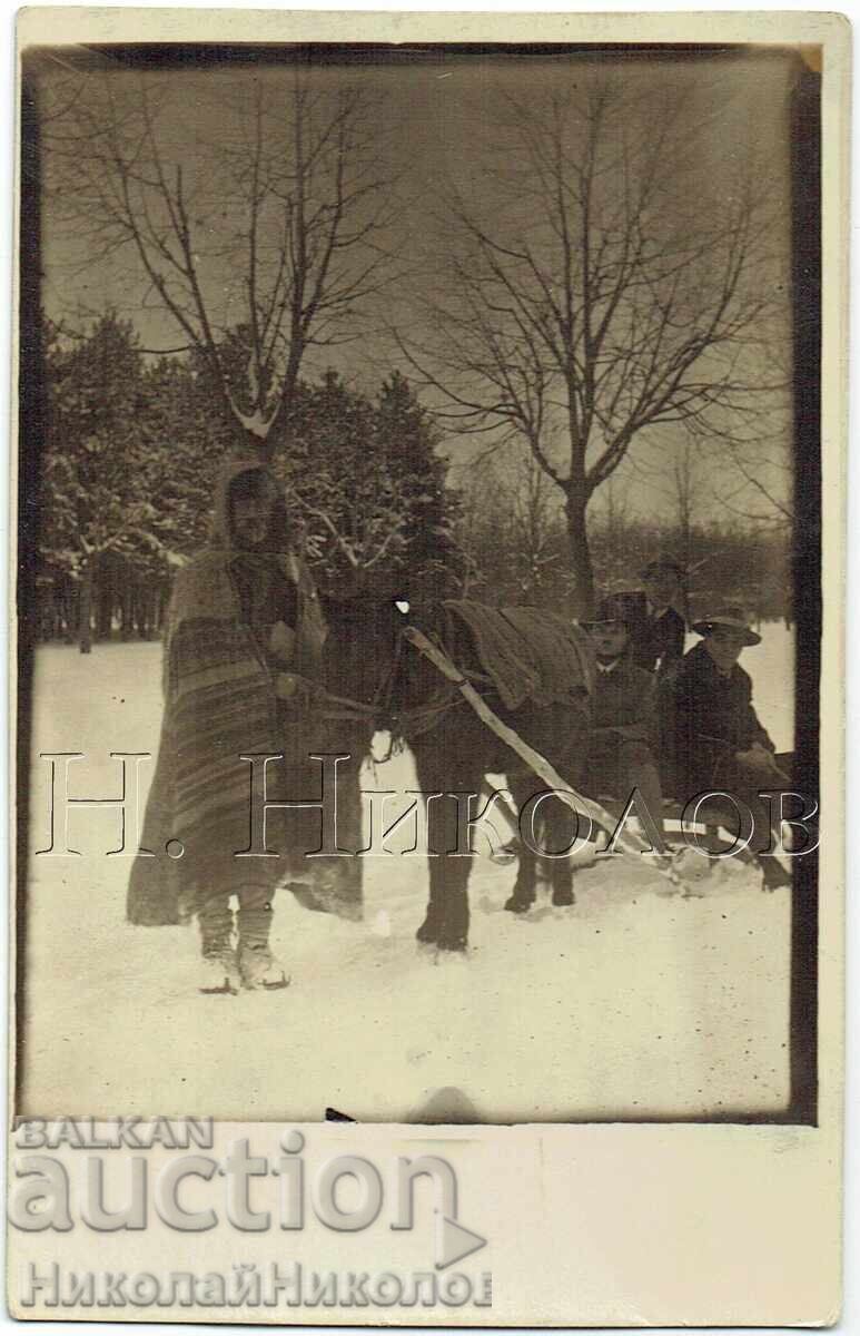 OLD PHOTO WINTER WALK WITH HORSE-DRAWN SLEIGH E676