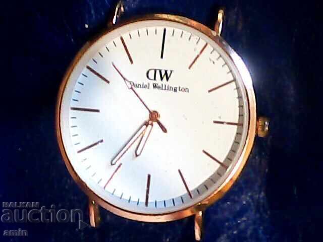 Beautiful watch works with a new battery with price 25.00 BGN | € 12.78