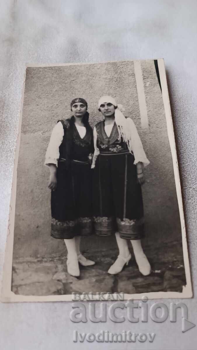 Fotografie Sofia Gorna Bania Două fete tinere în costume populare