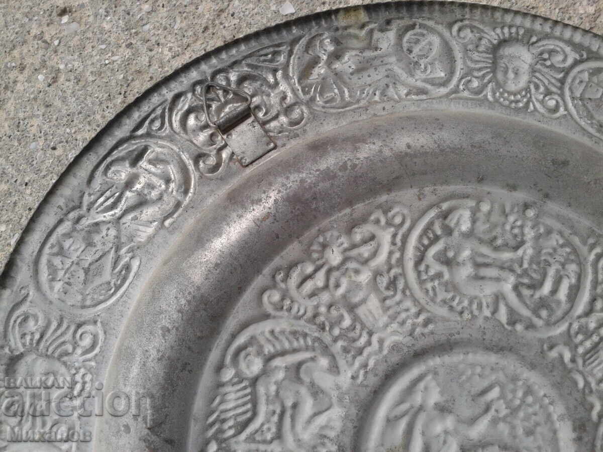 Licitație Farfurie metalică panou cu ornamente Licitație Farfurie metalică panou cu ornamente