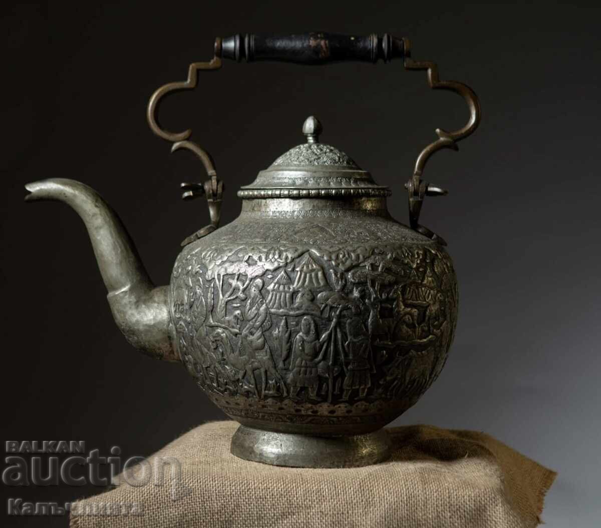 Доставка на Огромна персийска кана за вода Доставка на Огромна персийска кана за вода