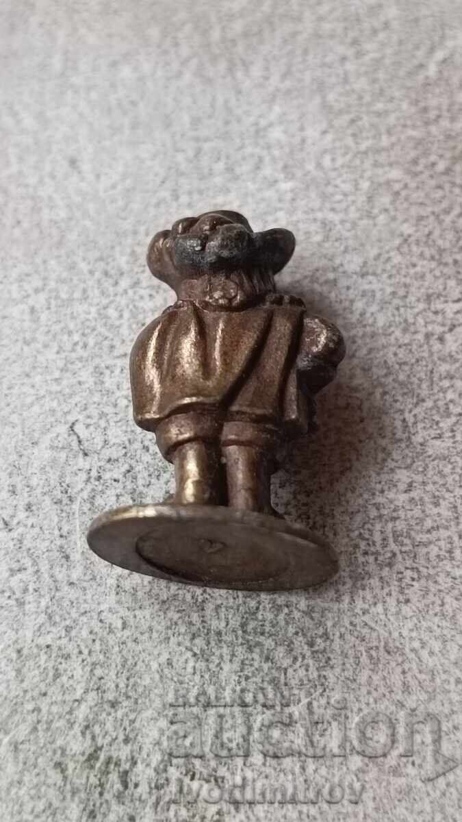 Figurina metalică din ou de ciocolată Muschetarul Nr. 4 cu preț 5.65 BGN | € 2.89