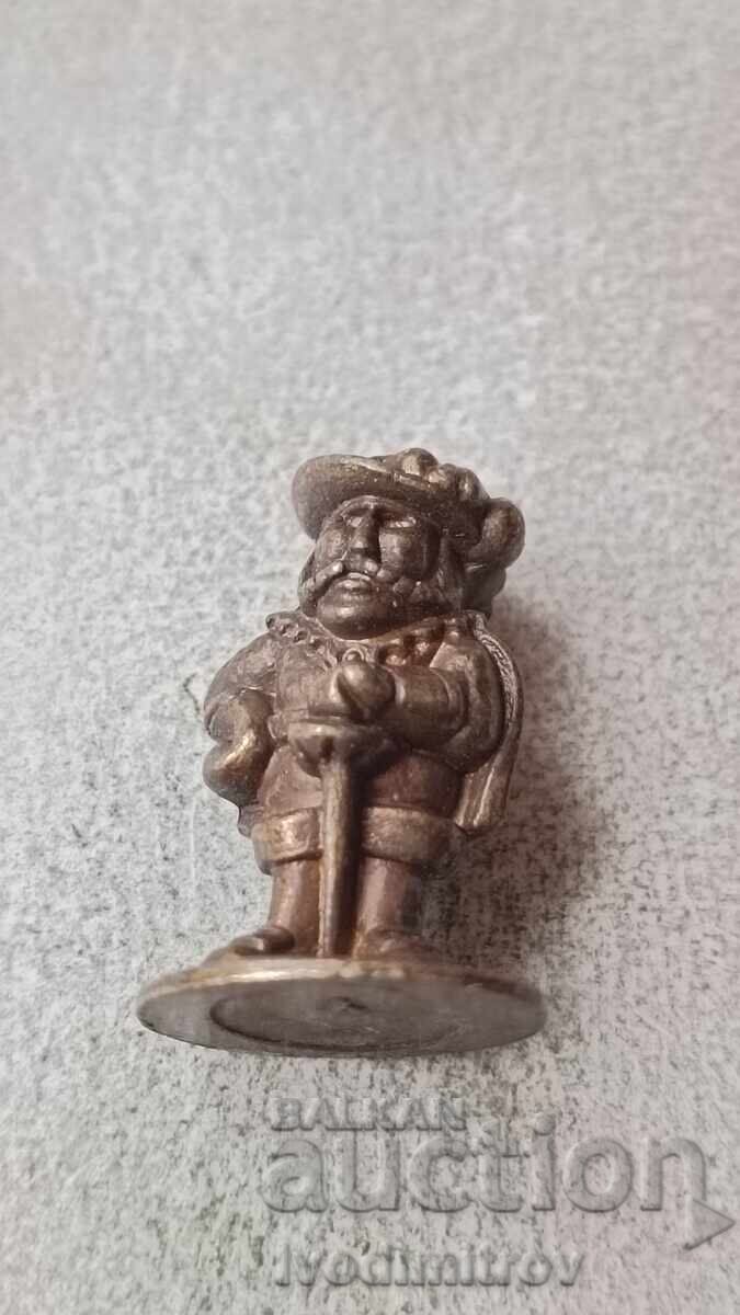 Figurina metalică din ou de ciocolată Muschetarul Nr. 4