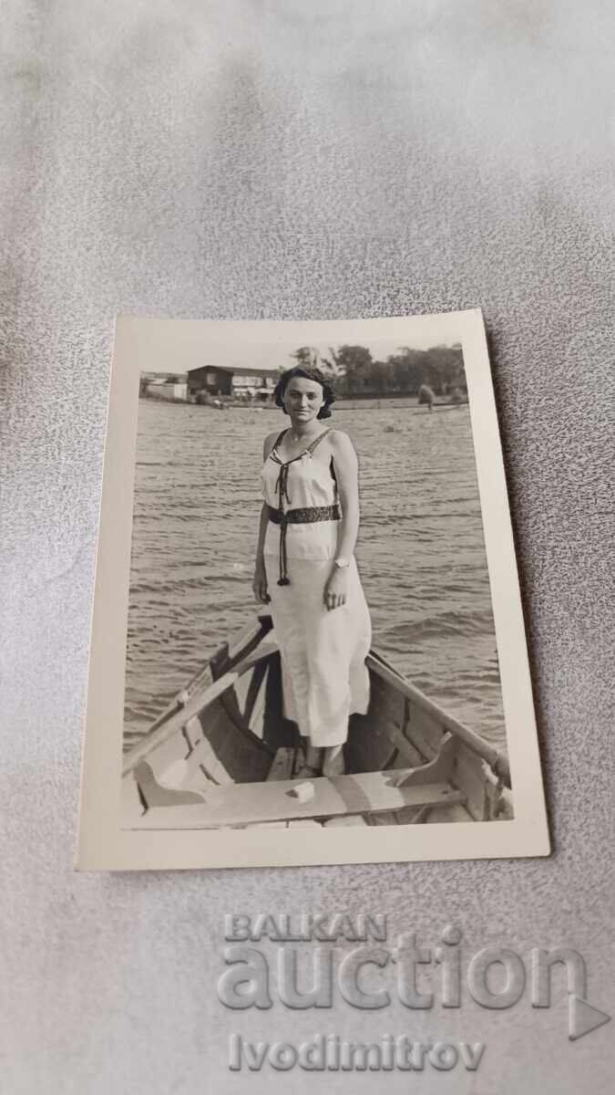 Φωτογραφία Νέο κορίτσι με βάρκα στη θάλασσα