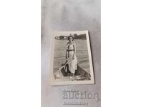 Снимка Младо момиче с лодка в морето