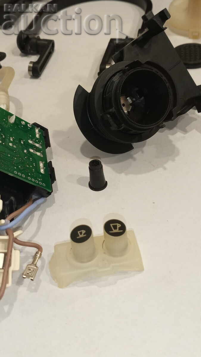 Piese de schimb pentru aparat de cafea DeLonghi Nespresso cu preț 18.00 BGN | € 9.20 Piese de schimb pentru aparat de cafea DeLonghi Nespresso cu preț 18.00 BGN | € 9.20